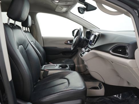 Used 2018 Chrysler Pacifica Touring-L Plus FWD image 13