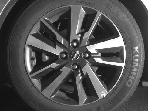 Used 2025 Nissan Versa SV FWD image 12