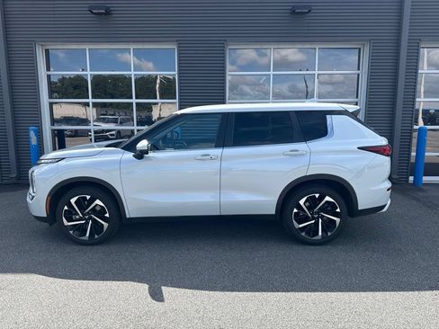Used 2023 Mitsubishi Outlander SE FWD image 2