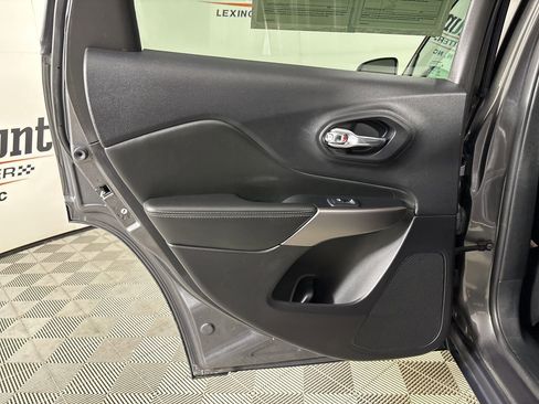 Used 2022 Jeep Cherokee Limited image 20