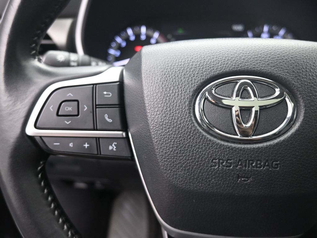 Used 2024 Toyota Highlander XLE FWD image 15
