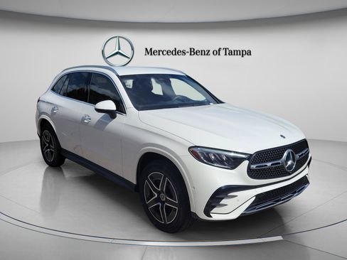Used 2025 Mercedes-Benz GLC 350e 4MATIC image 4