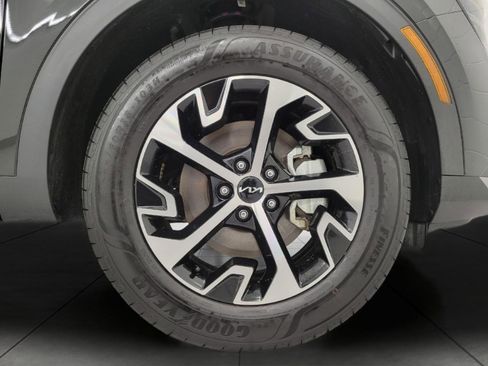Used 2025 Kia Sportage EX image 3