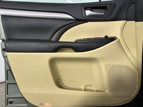 Used 2019 Toyota Highlander XLE image 23