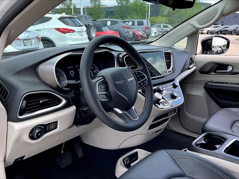 Used 2024 Chrysler Pacifica Touring-L FWD image 15