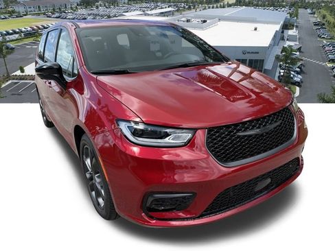 New 2026 Chrysler Pacifica Select image 2