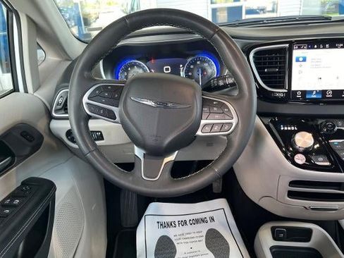Used 2023 Chrysler Pacifica Touring-L FWD image 20
