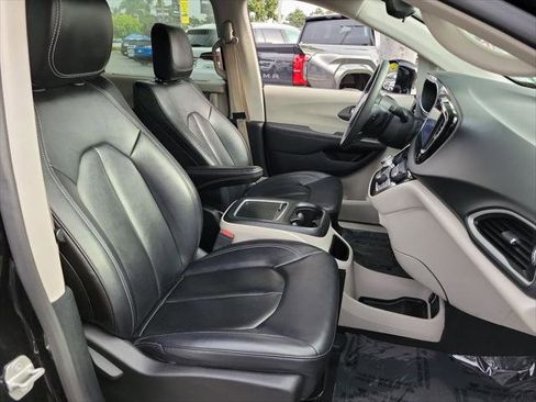 Certified 2024 Chrysler Pacifica Touring-L image 20