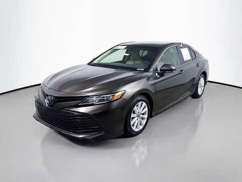 Certified 2018 Toyota Camry LE w/ Convenience Package image 3