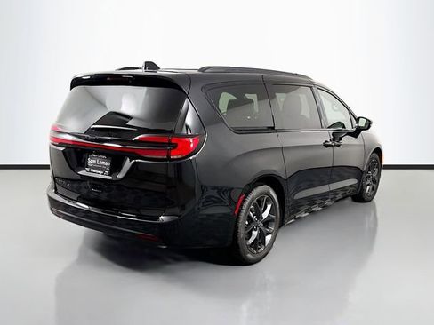 New 2026 Chrysler Pacifica Select w/ S Appearance Package image 7