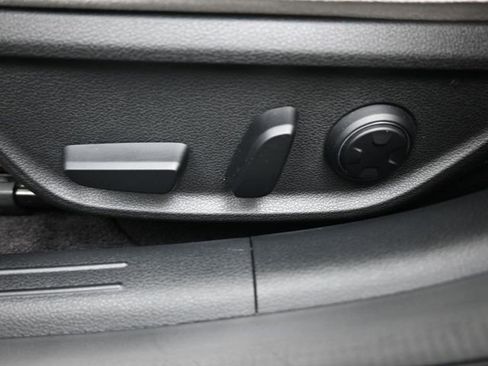 Used 2025 Genesis G70 2.5T image 33