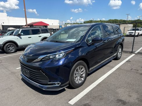 Used 2024 Toyota Sienna XLE AWD/4WD image 5