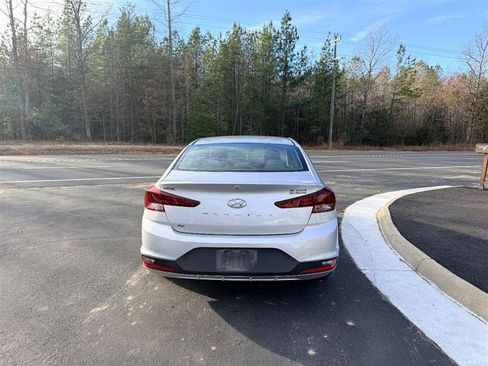 Used 2019 Hyundai Elantra SE image 4