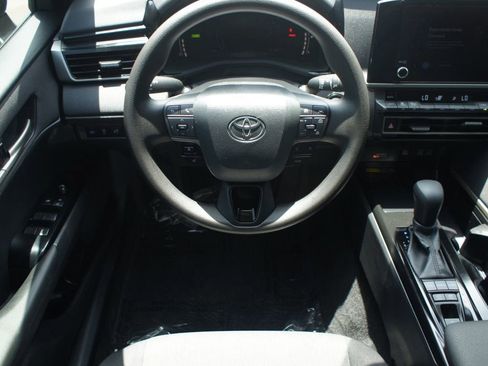 Used 2025 Toyota Camry LE image 5