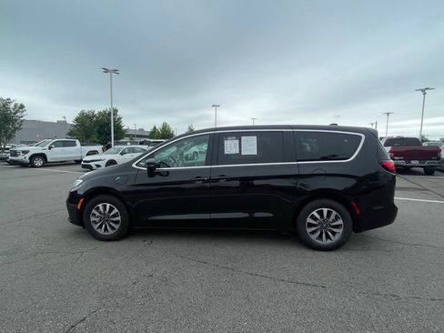 Used 2023 Chrysler Pacifica Touring-L FWD image 4