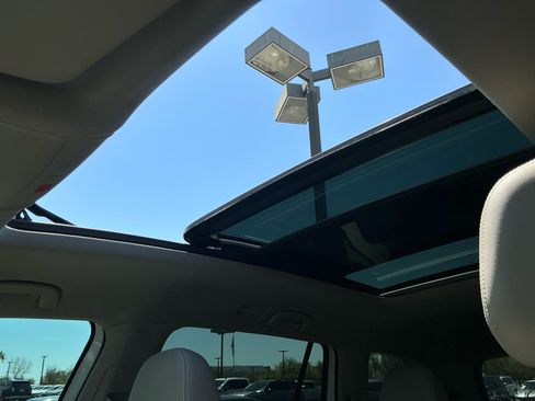 Used 2023 Volkswagen Atlas SE w/ Panoramic Sunroof Package FWD image 30