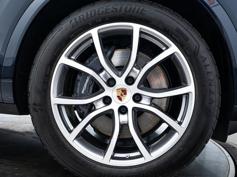 Certified 2025 Porsche Cayenne image 11