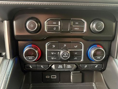 Used 2021 Chevrolet Tahoe LT w/ LT Signature Package image 24