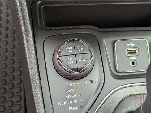 Used 2022 Jeep Cherokee Trailhawk w/ Premium Leather Package AWD/4WD image 18
