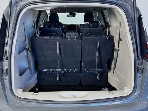 Used 2022 Chrysler Pacifica Touring-L FWD image 25