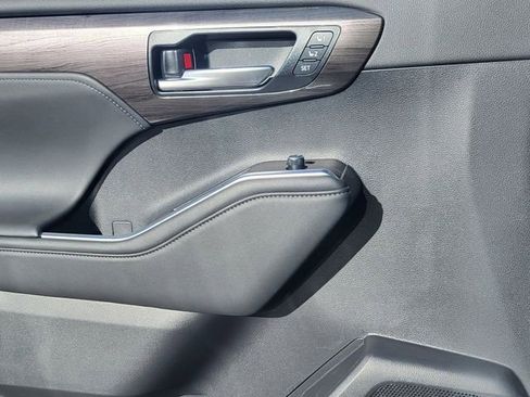 New 2026 Toyota Highlander Platinum image 13