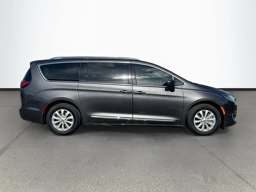 Used 2018 Chrysler Pacifica Touring-L w/ Premium Audio Group FWD image 8