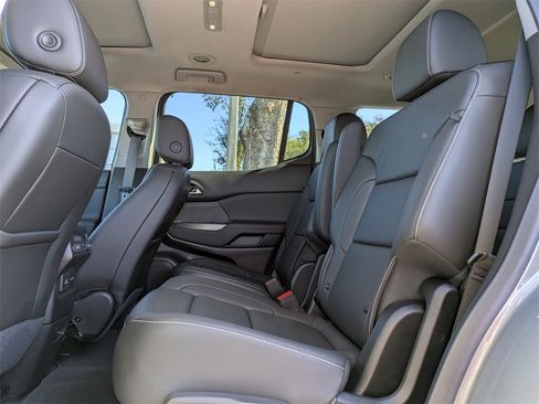 Used 2023 GMC Acadia SLT w/ Elevation Edition image 16