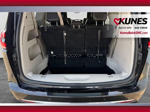 Used 2023 Chrysler Pacifica Touring-L FWD image 37