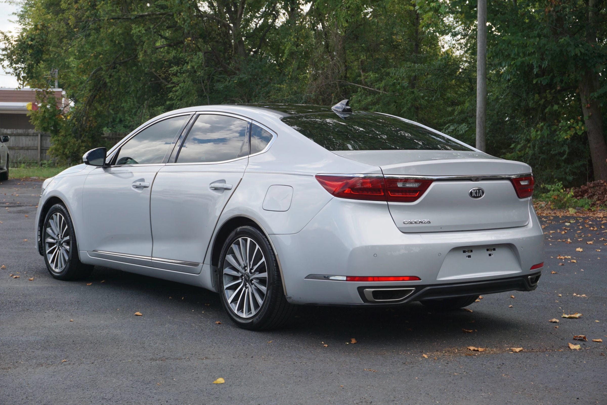Used 2017 Kia Cadenza Premium w/ Luxury Package FWD image 7