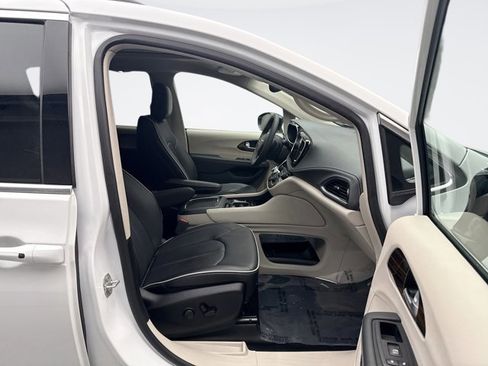 Used 2024 Chrysler Pacifica Limited w/ Trailer Tow Group image 17