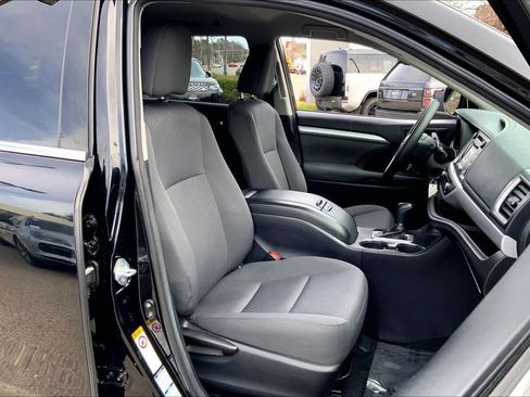 Used 2018 Toyota Highlander LE AWD/4WD image 8