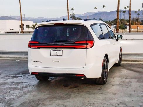 New 2026 Chrysler Pacifica Select w/ S Appearance Package image 9