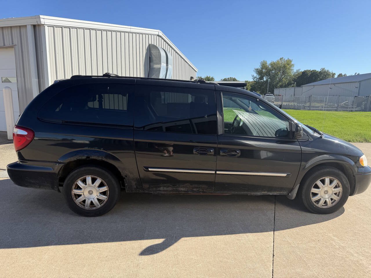 Used 2005 Chrysler Town & Country Touring FWD image 9