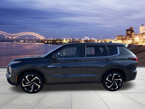 Used 2024 Mitsubishi Outlander SE image 2