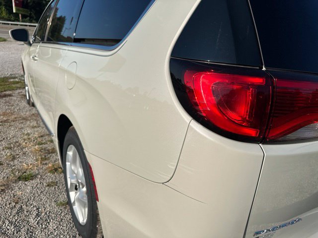 Used 2017 Chrysler Pacifica Touring-L Plus FWD image 19