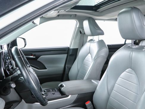 Used 2021 Toyota Highlander XLE FWD image 24