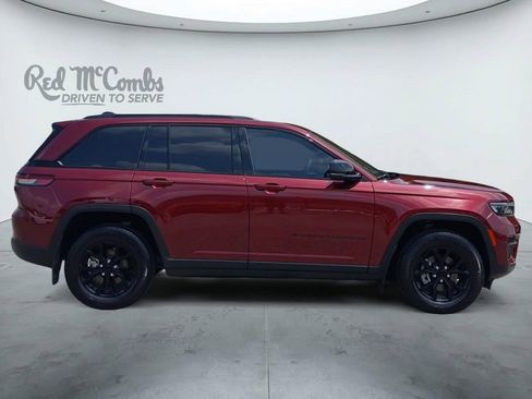 Used 2025 Jeep Grand Cherokee Altitude AWD/4WD image 6