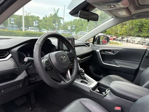 Used 2019 Toyota RAV4 XLE Premium FWD image 16