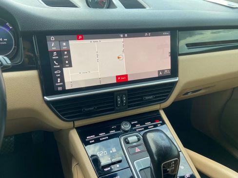 Used 2019 Porsche Cayenne Sport Utility 4D image 21