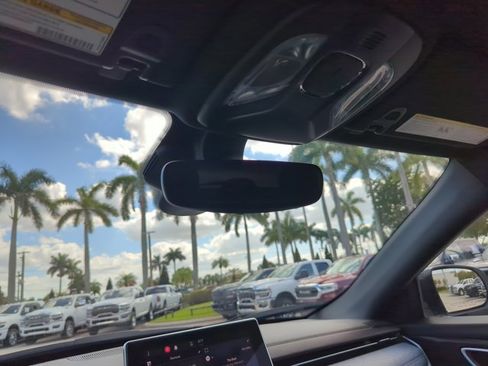 Used 2023 Jeep Compass Latitude image 15