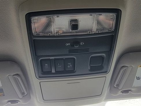 Used 2018 Toyota 4Runner SR5 AWD/4WD image 38