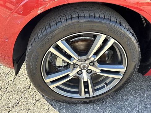 Used 2019 Volvo XC60 T5 Momentum w/ Multimedia Package image 14