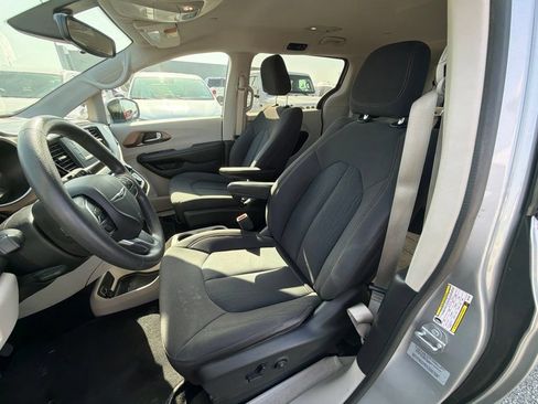 Used 2017 Chrysler Pacifica LX FWD image 9
