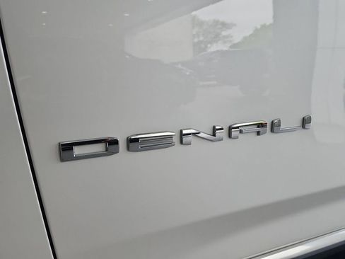 Certified 2025 GMC Yukon Denali w/ Denali Reserve Package AWD/4WD image 32