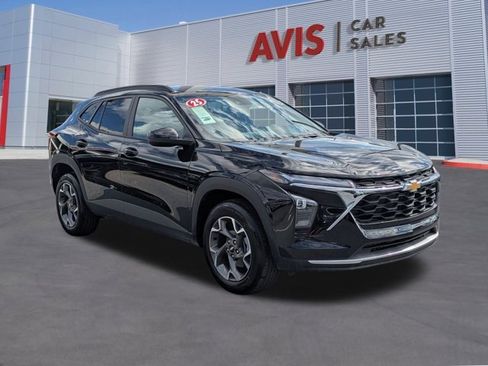 Used 2025 Chevrolet Trax LT w/ LT Convenience Package image 3