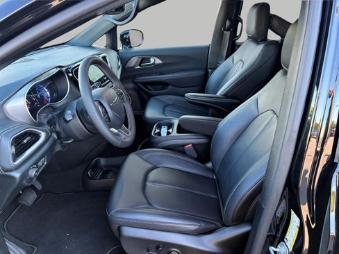 Used 2025 Chrysler Pacifica Select FWD image 11