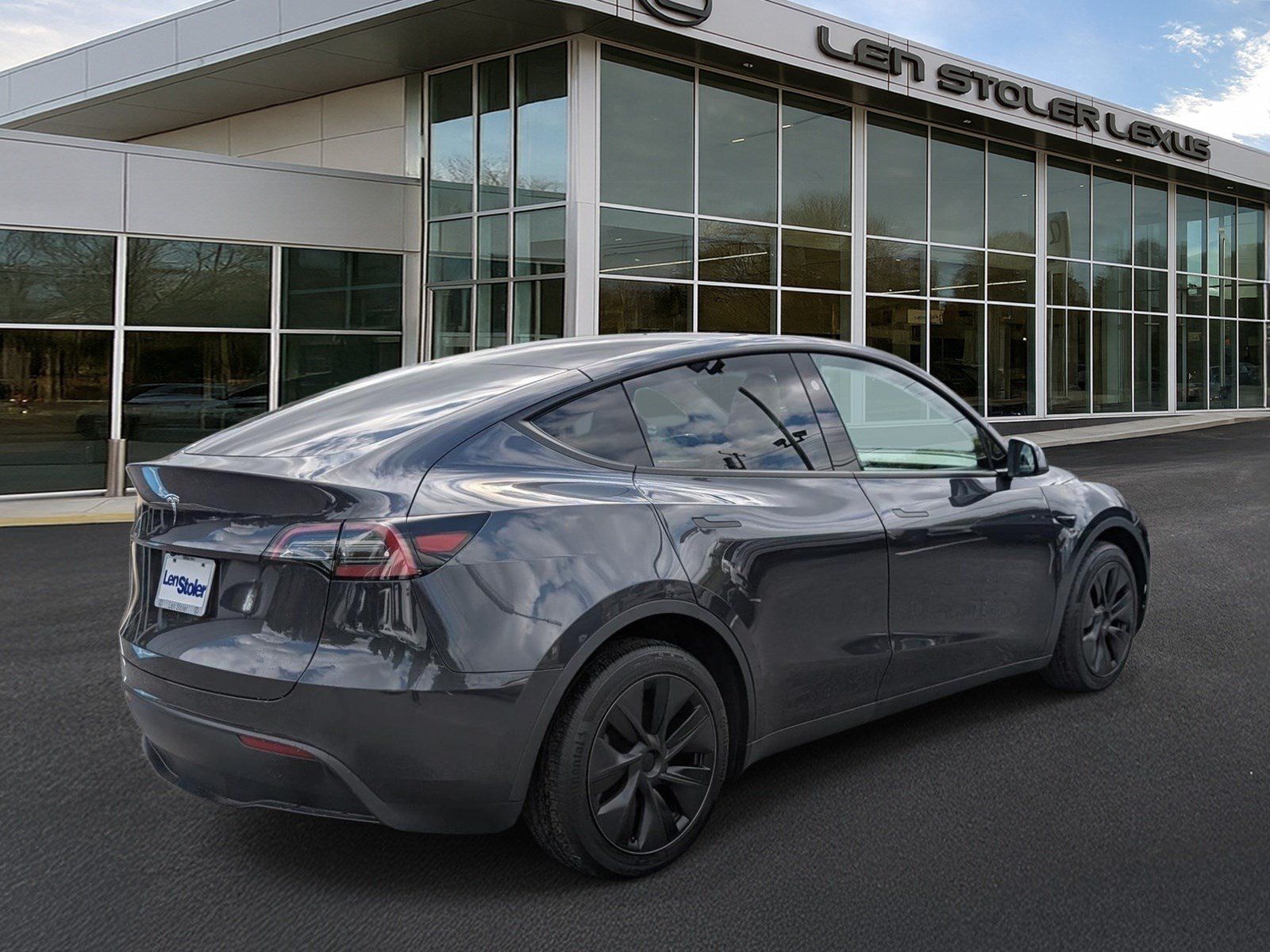 Used 2025 Tesla Model Y Long Range RWD image 3