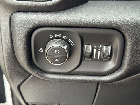 Used 2025 RAM 2500 Laramie AWD/4WD image 25