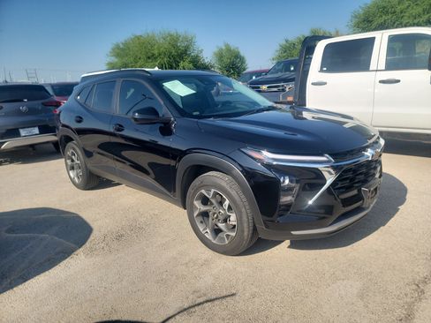 Used 2025 Chevrolet Trax LT w/ Sunroof Package FWD image 1