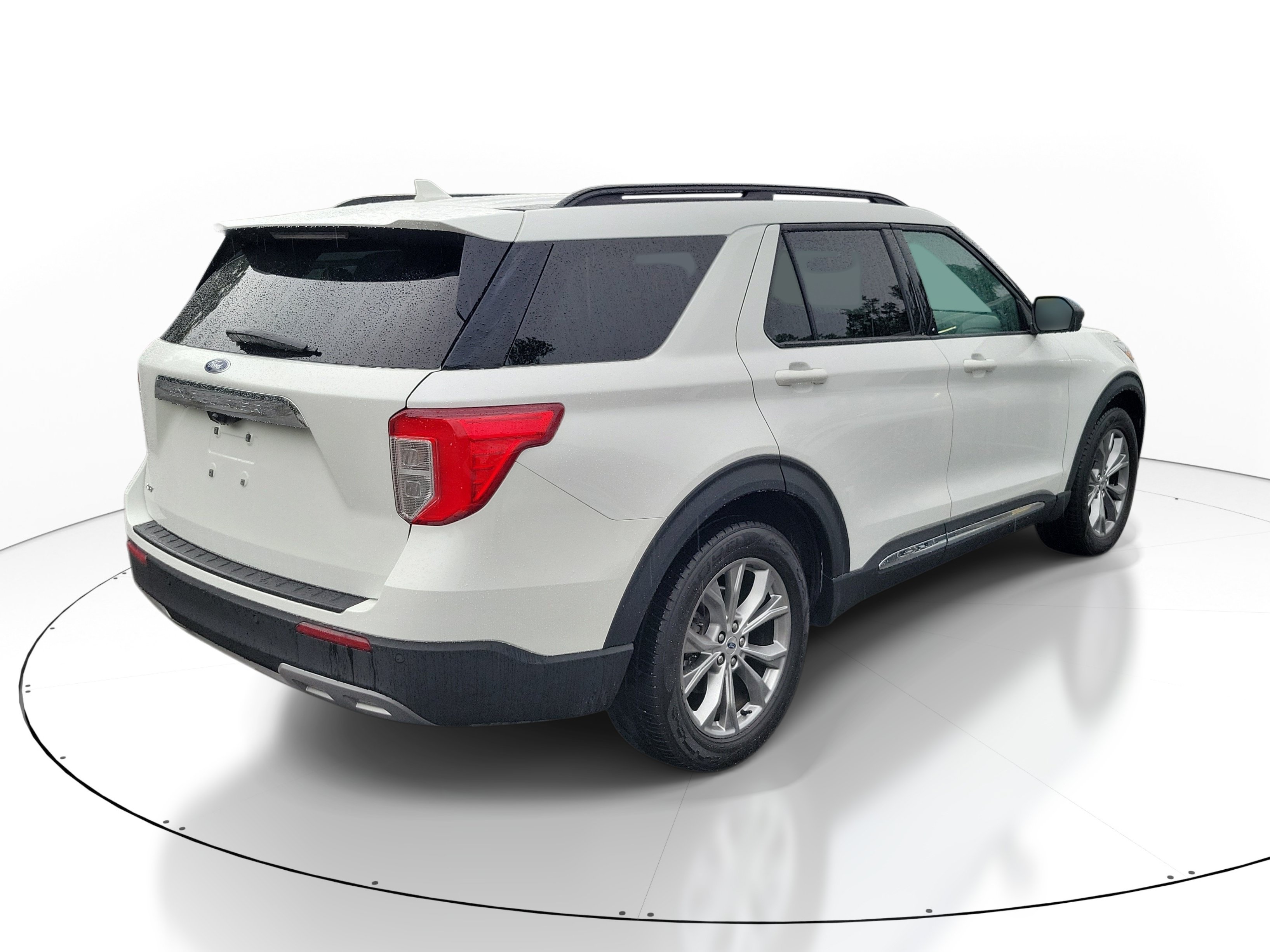 Used 2023 Ford Explorer XLT w/ Equipment Group 202A RWD image 2